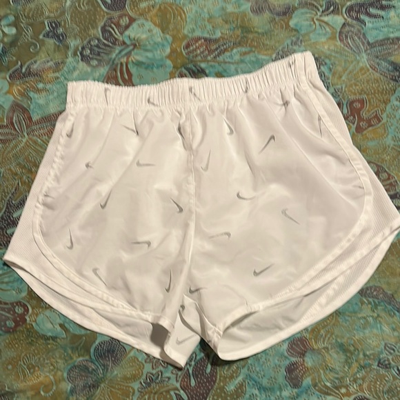 Nike Women's White Athletic Shorts Size Small - Picture 1 of 5